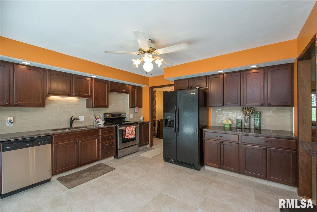 8201 Ridgewood Road Rock Island, IL 61201 - Photo 7 of 20 Gallery Image 7