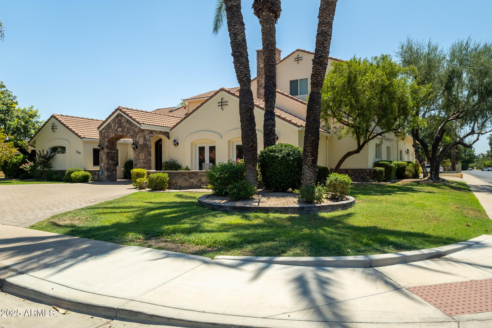 229 West Vista Avenue Phoenix, AZ 85021 - Photo 8 of 113 8