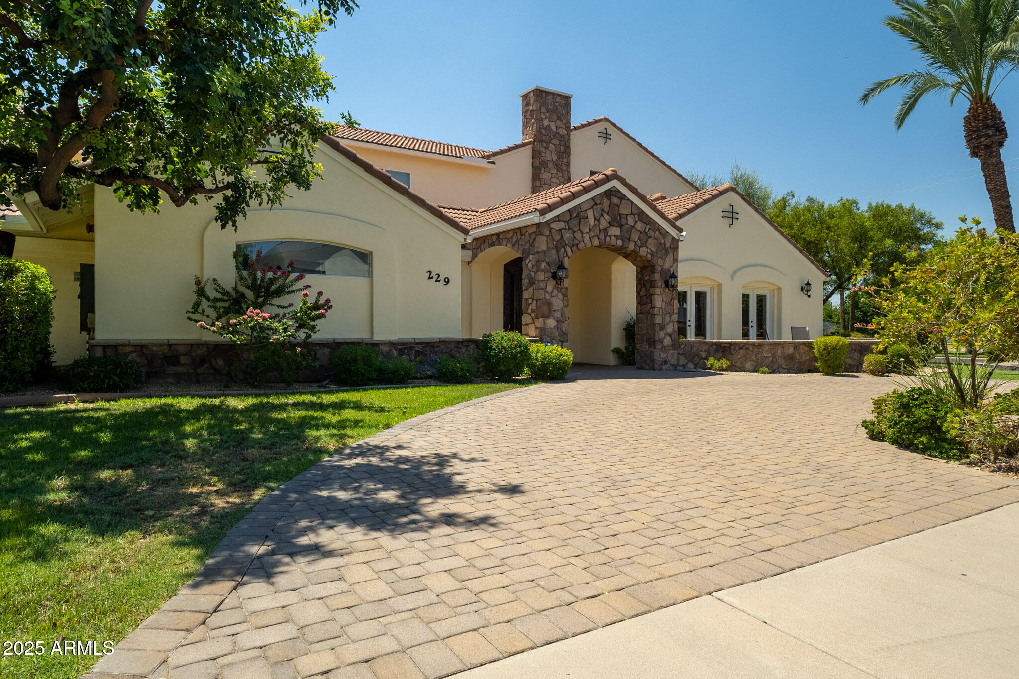 229 West Vista Avenue Phoenix, AZ 85021 - Photo 10 of 113 10