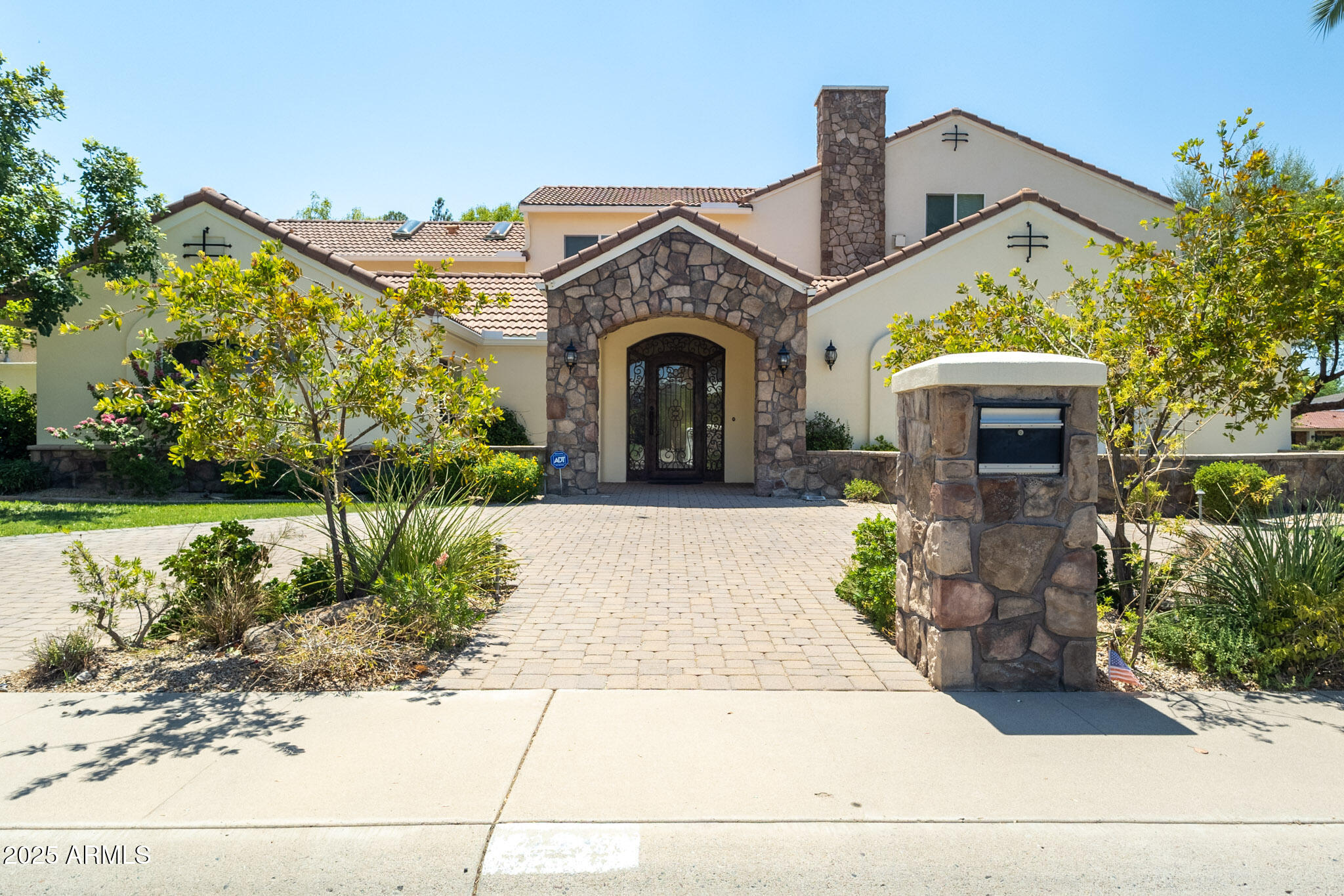 229 West Vista Avenue Phoenix, AZ 85021 - Photo 4 of 113 4