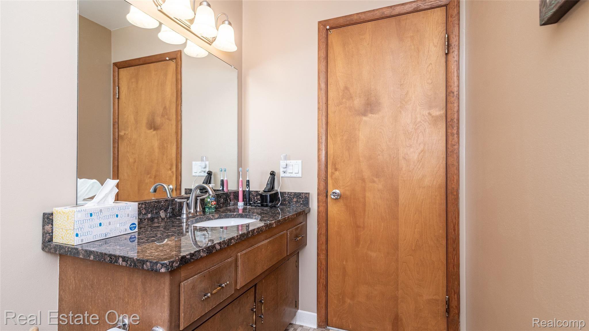 698 Center Ridge South Lyon, MI 48178 - Photo 33 of 48 Bathroom