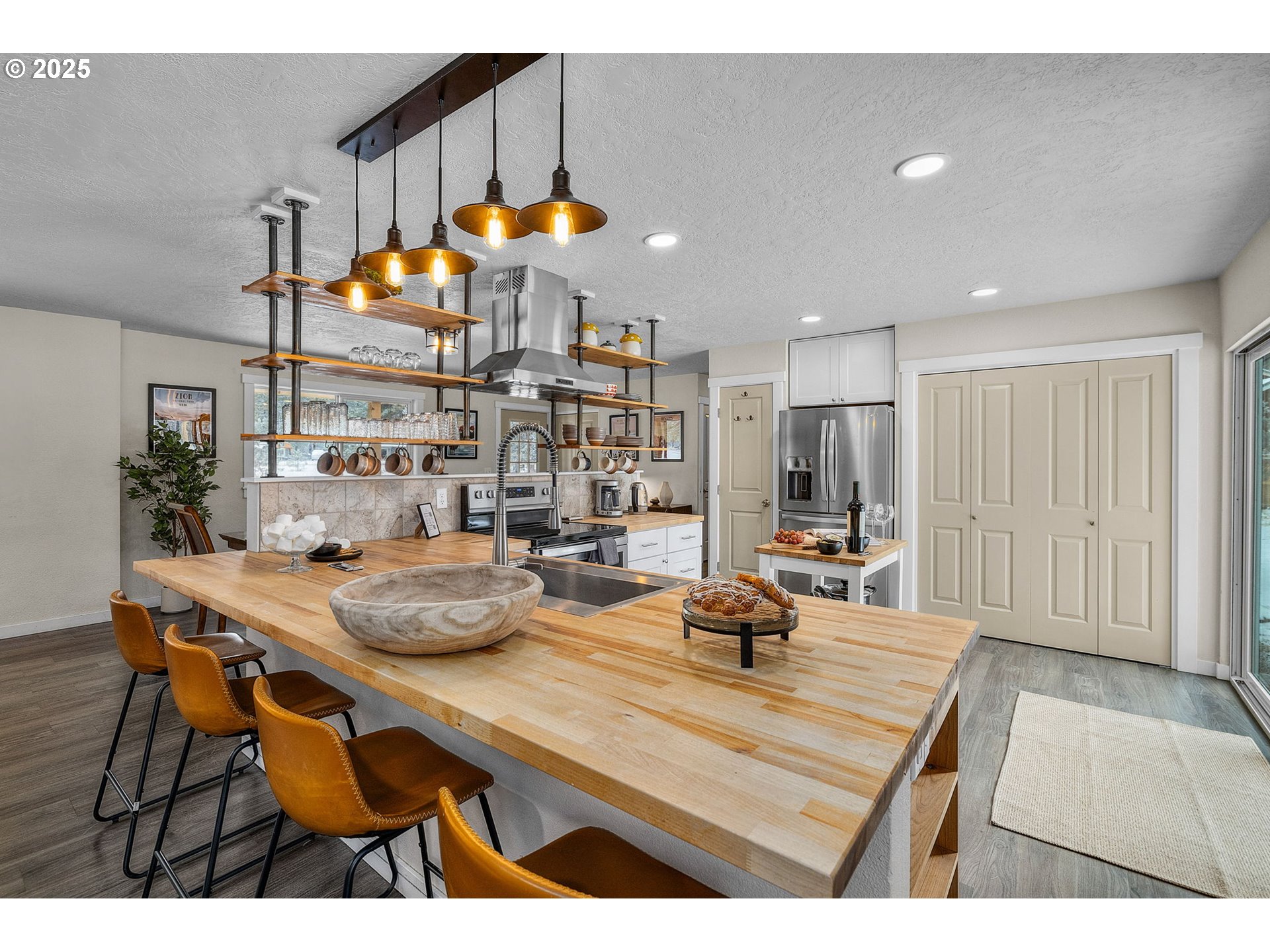 69322 Hackamore Sisters, OR 97759 - Photo 9 of 40 a kitchen with a table and chairs in it