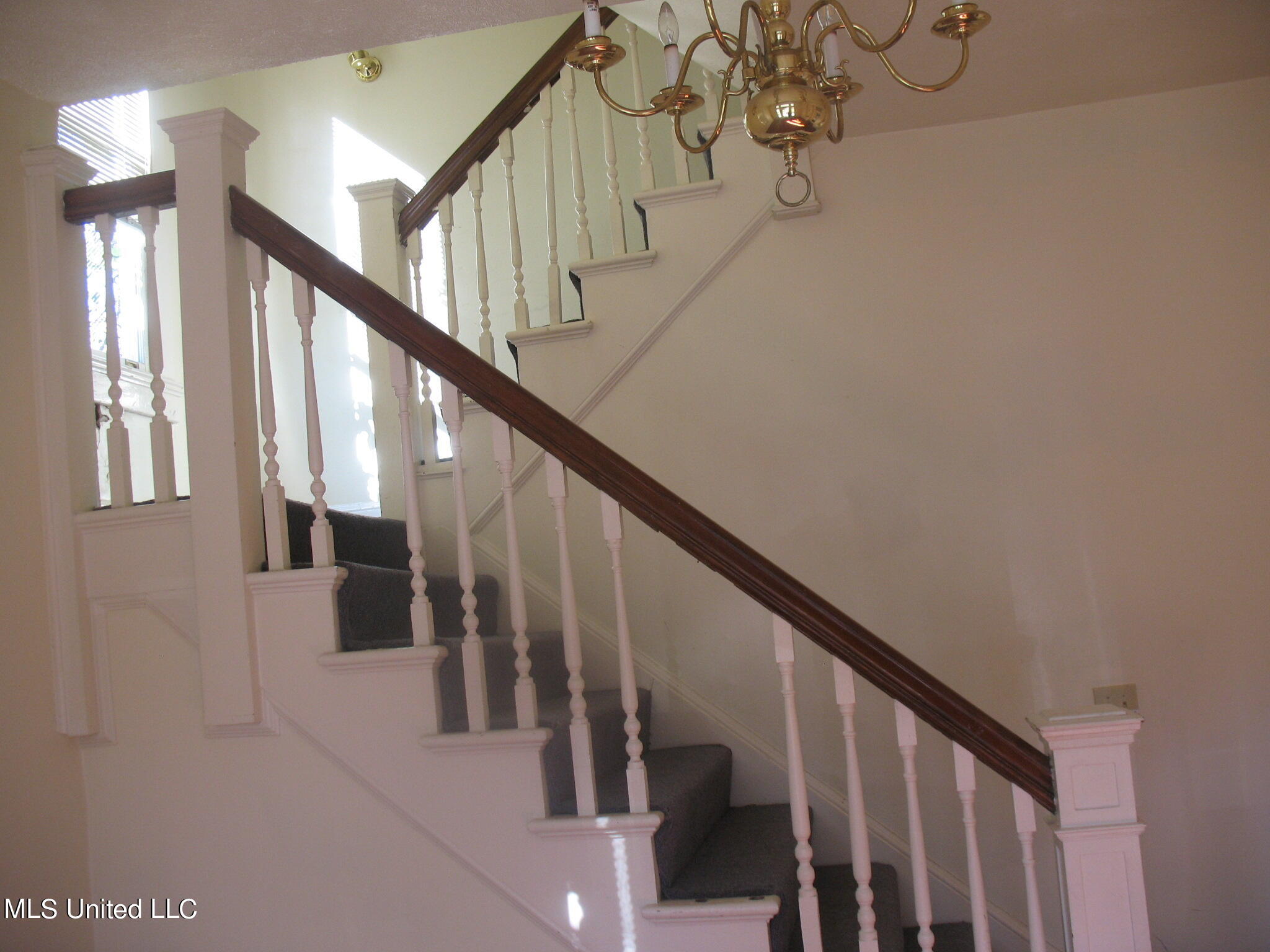 910 Morningside Street, Unit A Jackson, MS 39202 - Photo 3 of 18 IMG_9885