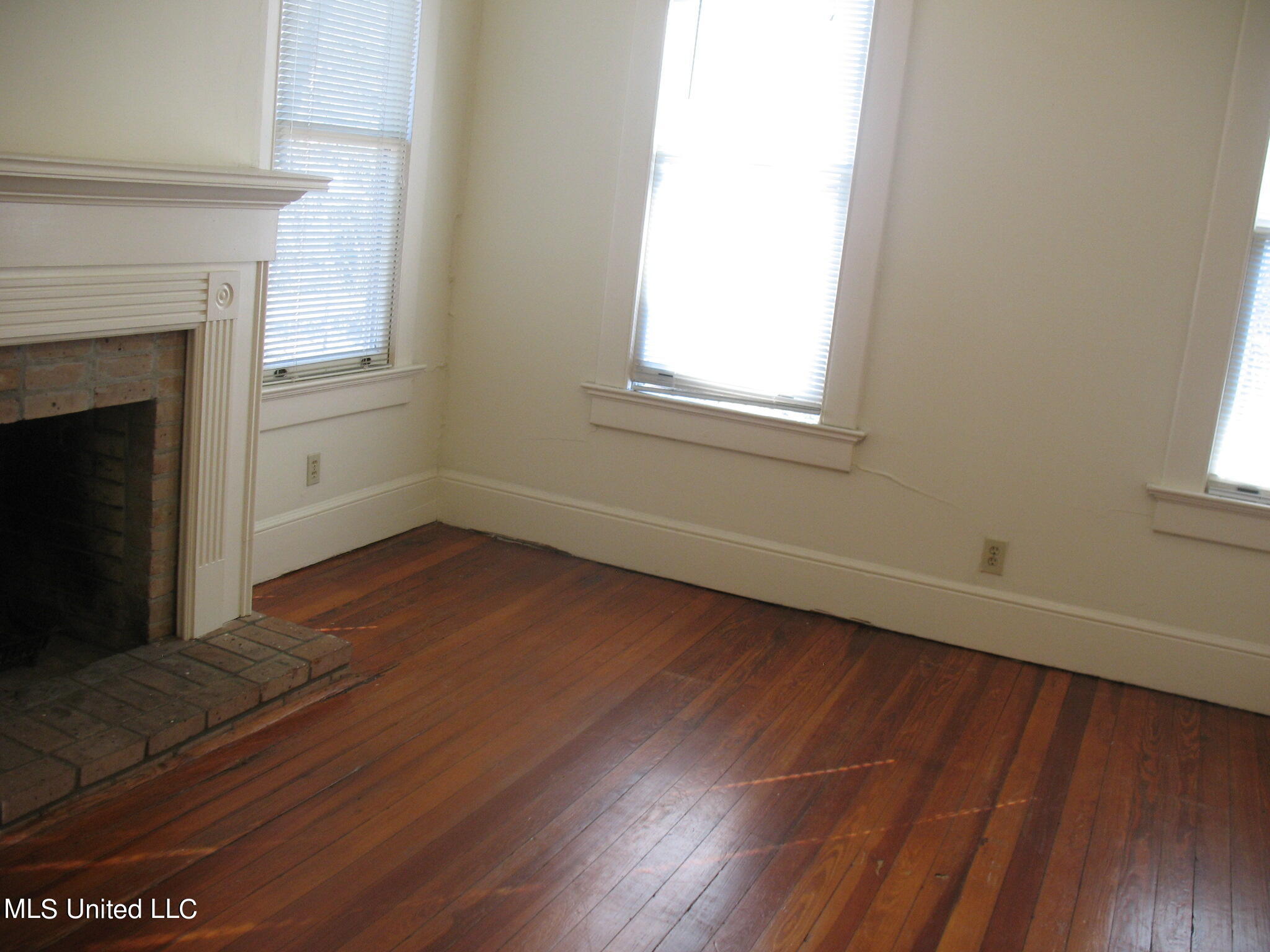 910 Morningside Street, Unit A Jackson, MS 39202 - Photo 5 of 18 IMG_9887