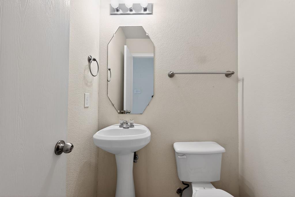 8618 Scooner Street Rowlett, TX 75089 - Photo 29 of 30 a bathroom with a sink toilet and a mirror