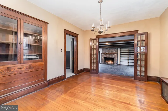 a view of front door with entryway and a livingroom