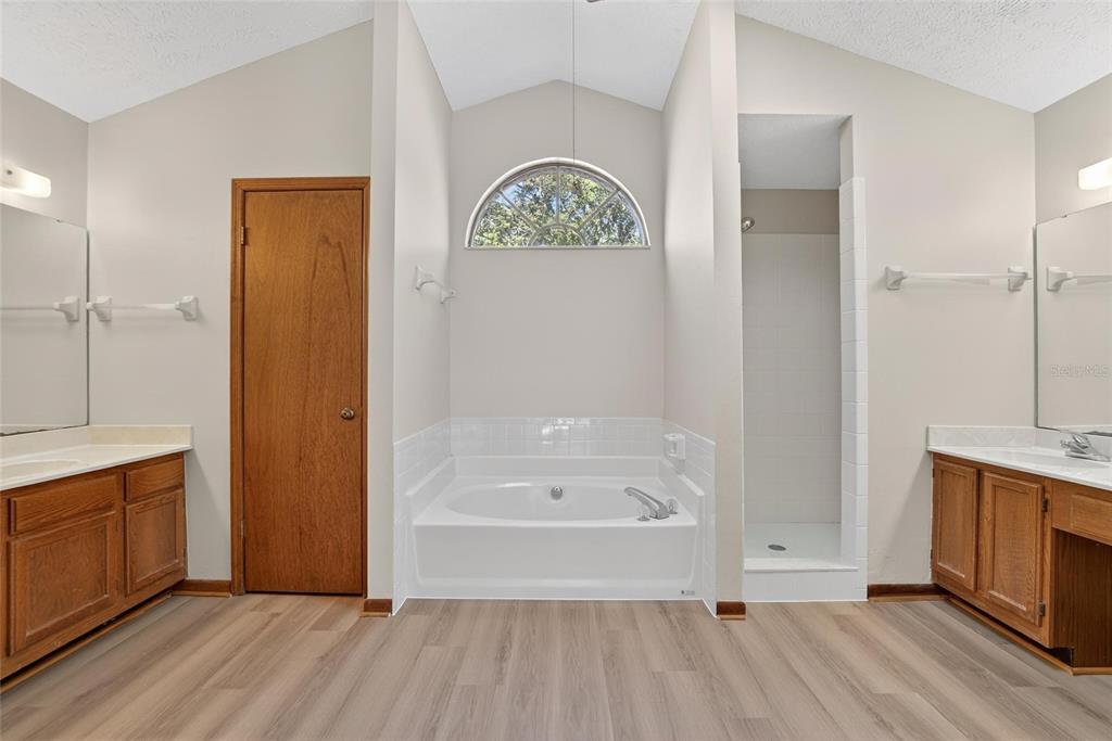 4207 Spring Way Circle Valrico, FL 33596 - Photo 13 of 33