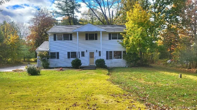 a view of a yard in front of house
