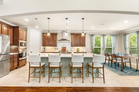 $975,000 | 10 Black Spruce Court, The Woodlands, TX 77375