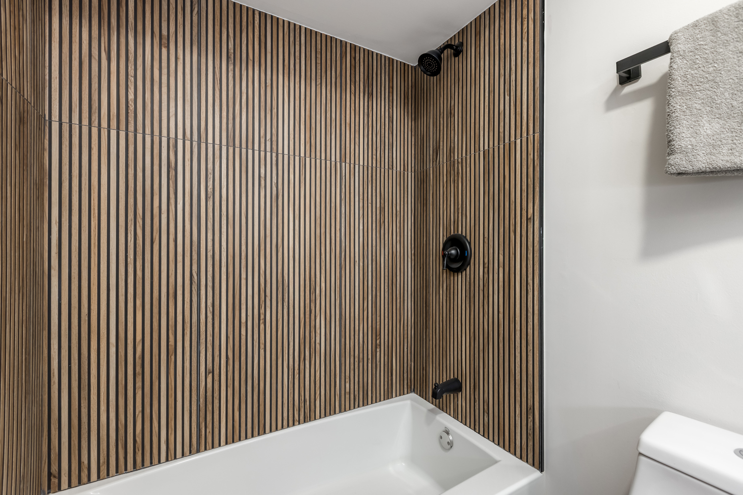 7114 Olde Gatehouse Road Tinley Park, IL 60477 - Photo 6 of 21 a bathroom with a bathtub and shower