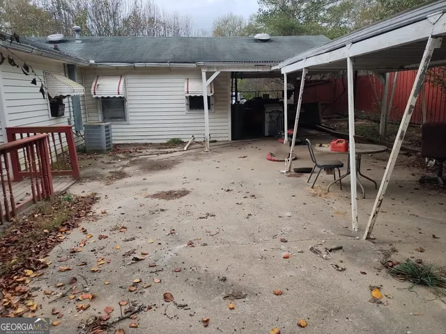 a view of a house with backyard