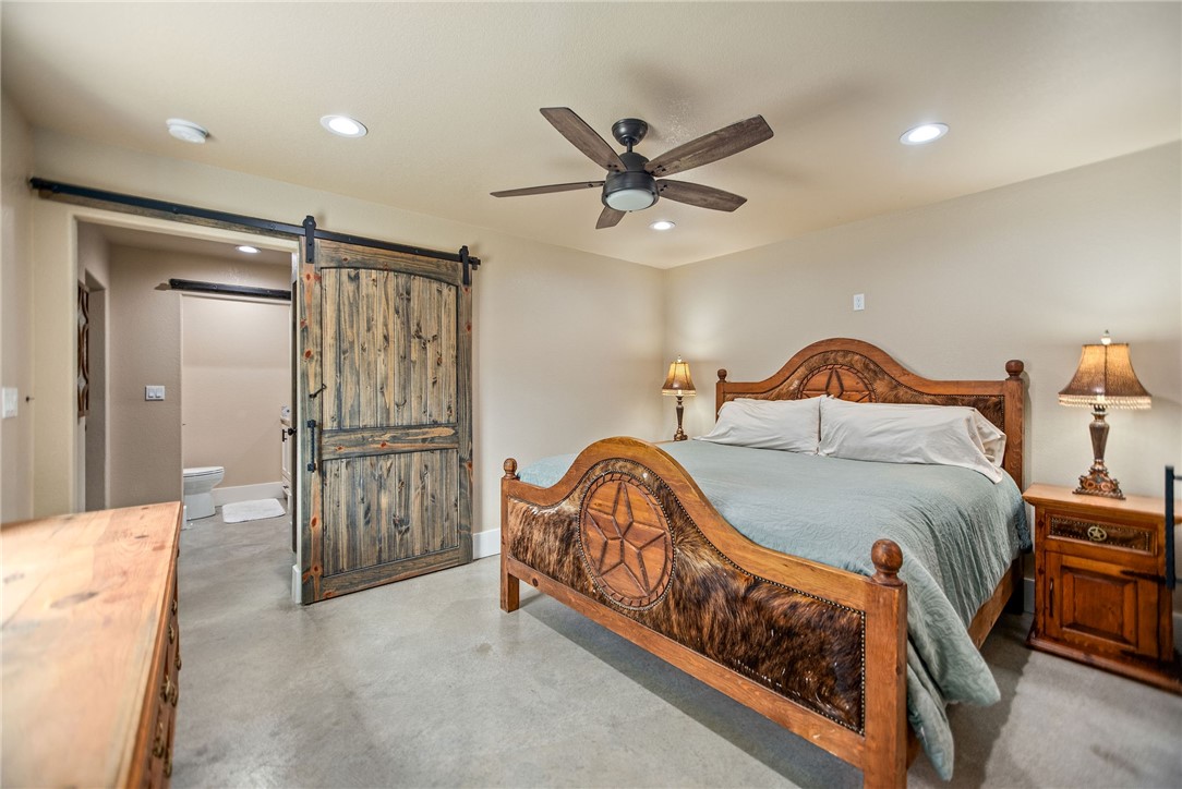 82 Cir Hook Port O'Connor, TX 77982 - Photo 19 of 32 Primary Bedroom - Downstairs with En-Suite Bathroo