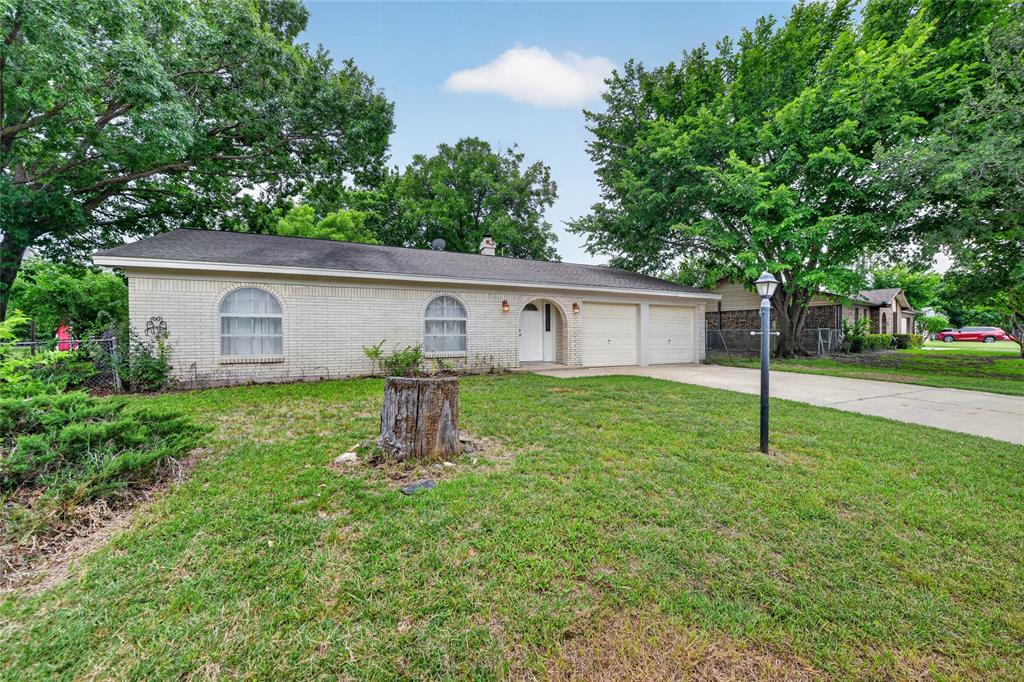 910 Kerry Street Benbrook, TX 76126 - Photo 6 of 32