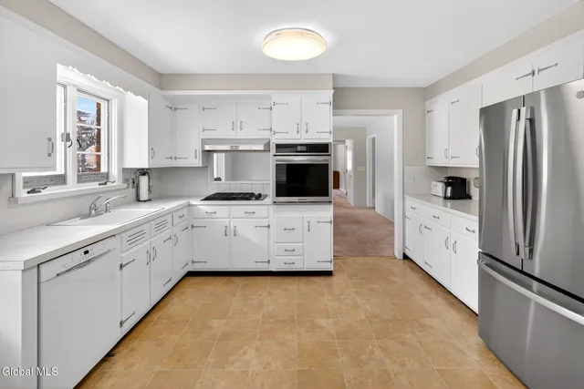 $425,000 | 18 Shady Lane, Guilderland, NY 12203