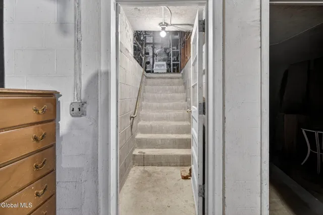 $425,000 | 18 Shady Lane, Guilderland, NY 12203