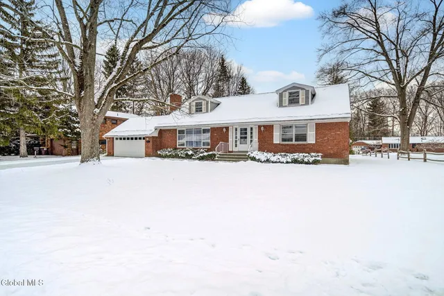 $425,000 | 18 Shady Lane, Guilderland, NY 12203