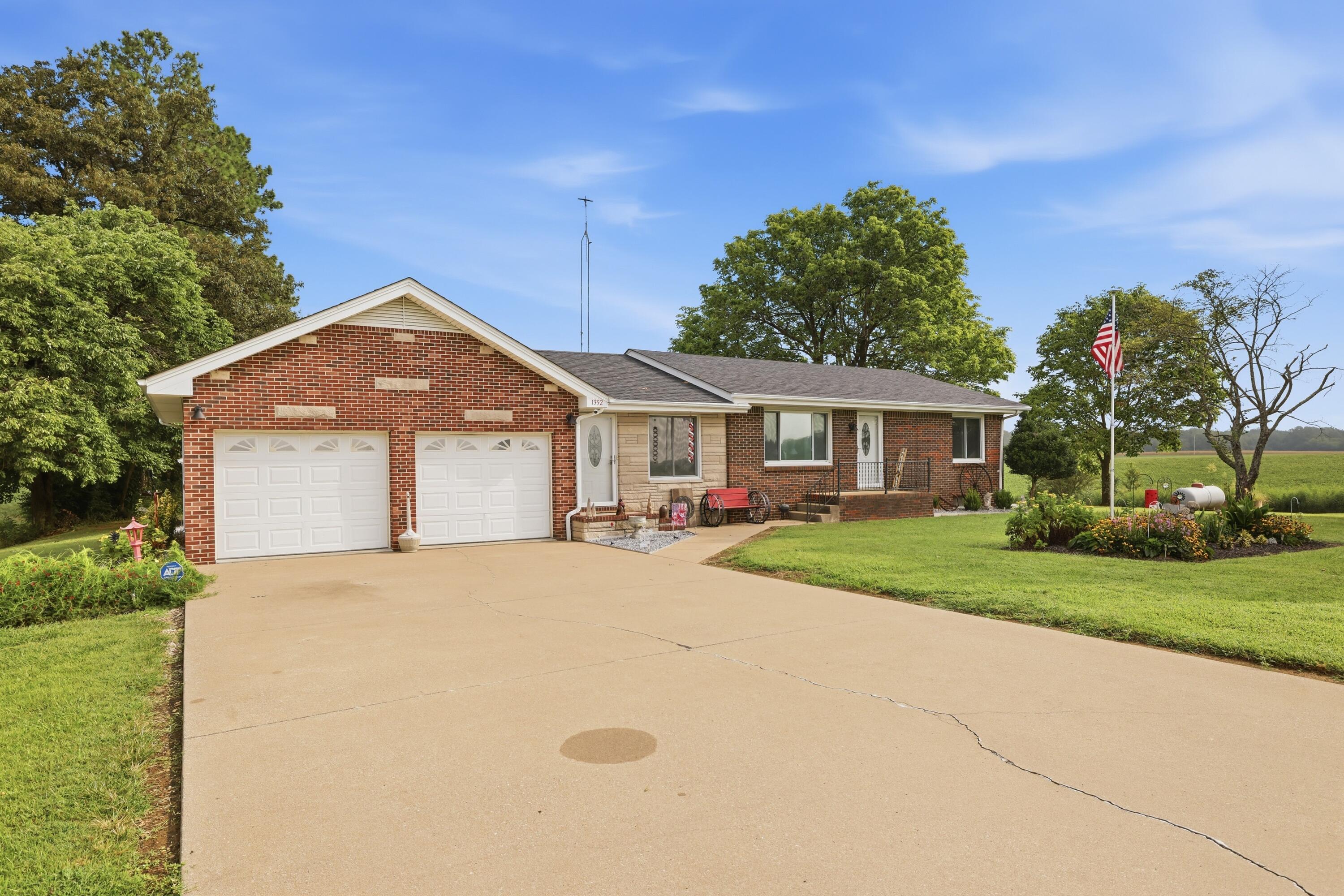 1352 Grant Road Murray, KY 42071 - Photo 2 of 43 3R9A4304