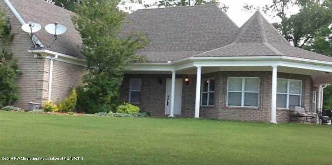 3297 Veazey Road Senatobia, MS 38668 - Photo 2 of 34 veazey front of house