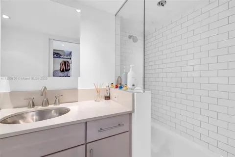 $1,325,000 | 11 Island Avenue, Unit 411, Miami Beach, FL 33139