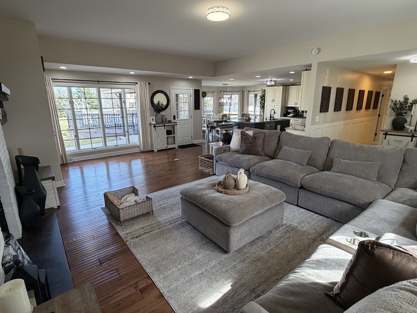 17245 County Line Road Plainfield, IL 60586 - Photo 3 of 45 a living room with furniture and wooden floor