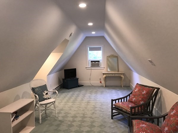 21 William Street Tisbury, MA 02568 - Photo 15 of 27 a living room with furniture