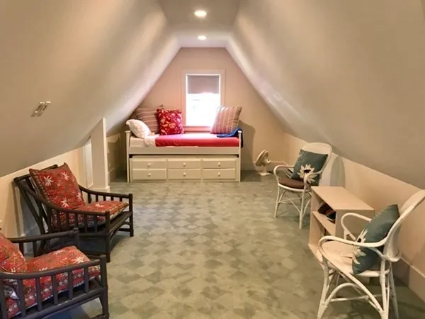 a view of livingroom with furniture