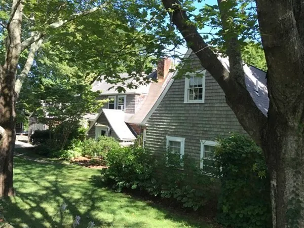 a view of a back yard