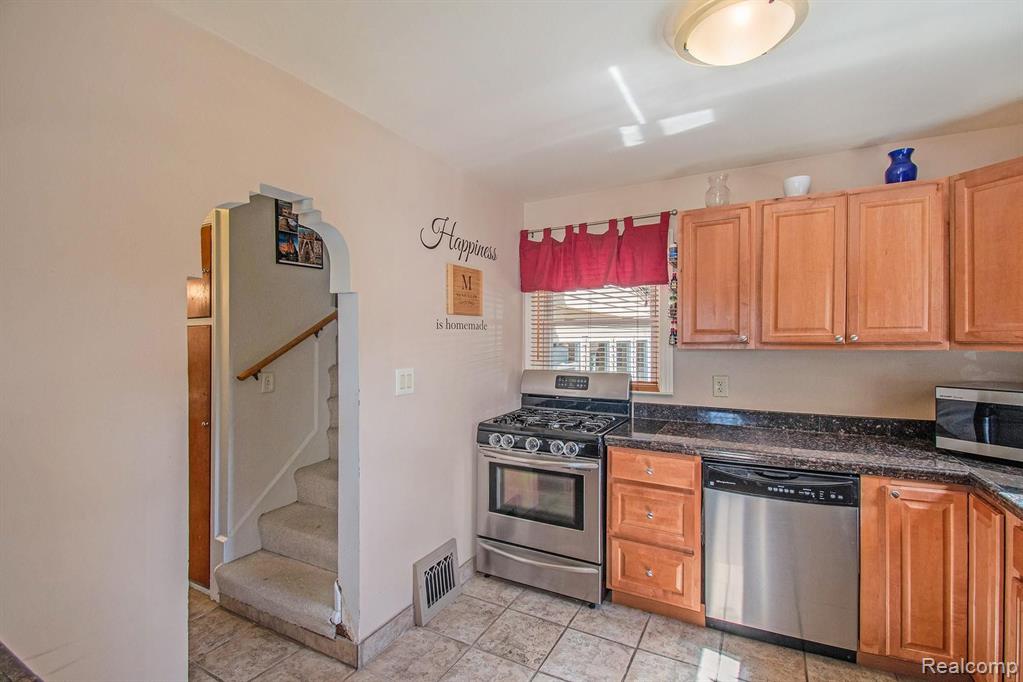 28400 Ryan Road Warren, MI 48092 - Photo 9 of 31