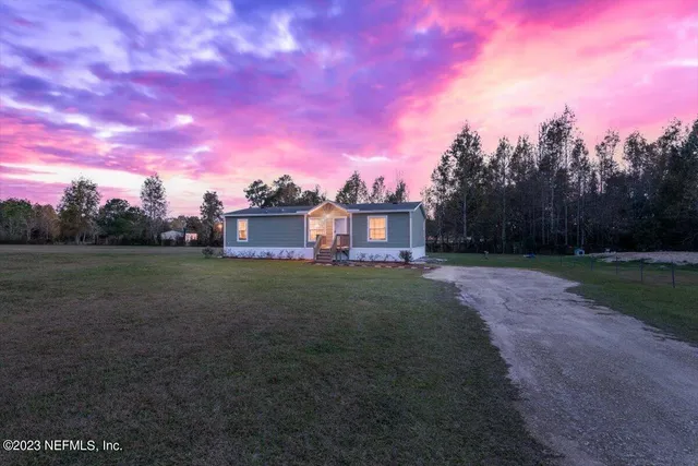 a view of a backyard