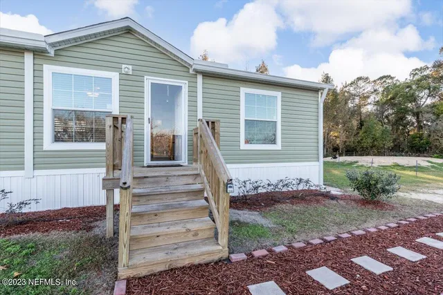 a view of a house with backyard