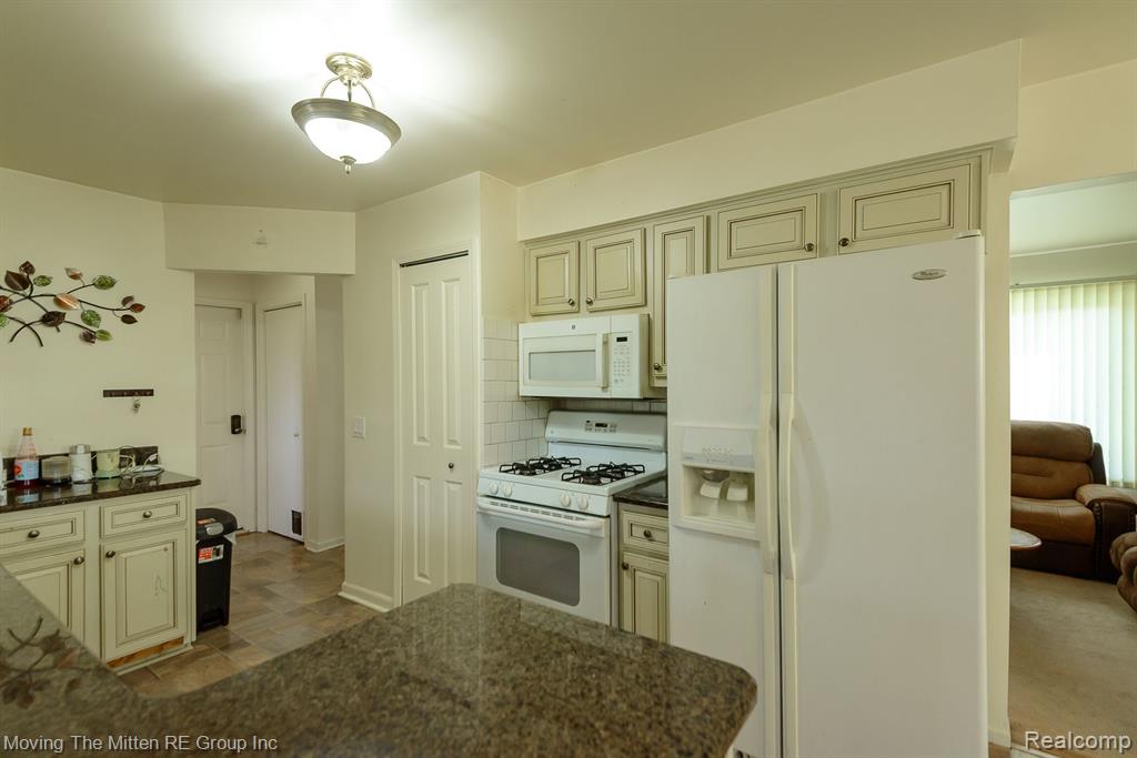45090 Rudgate Road Canton, MI 48188 - Photo 7 of 41