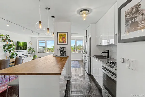 $439,000 | 4555 Henry Hudson Parkway West, Unit 805 | Riverdale