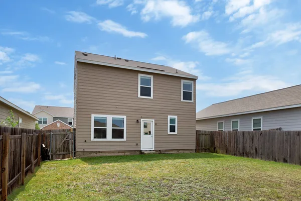 $1,600 | 320 Bell Rings Drive, Jarrell, TX 76537