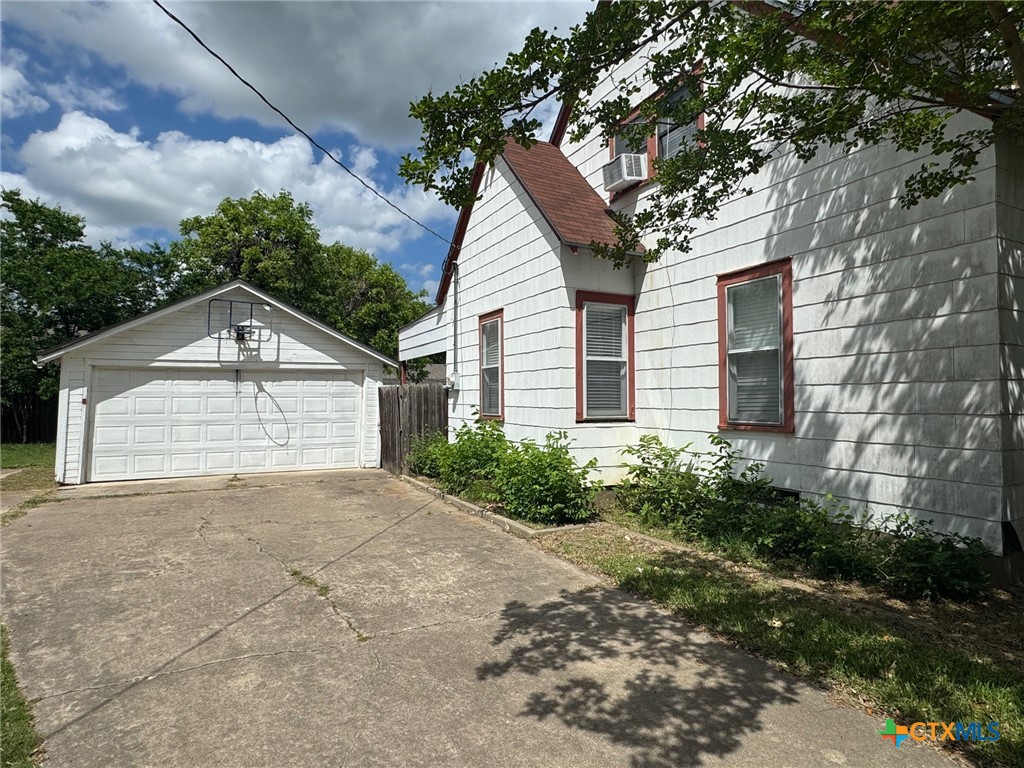 708 East 10th Street Cameron, TX 76520 - Photo 2 of 20