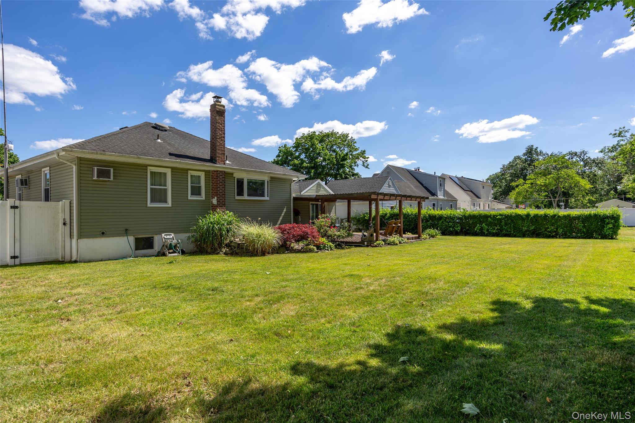 95 Laurel Road Lindenhurst, NY 11757 - Photo 23 of 28