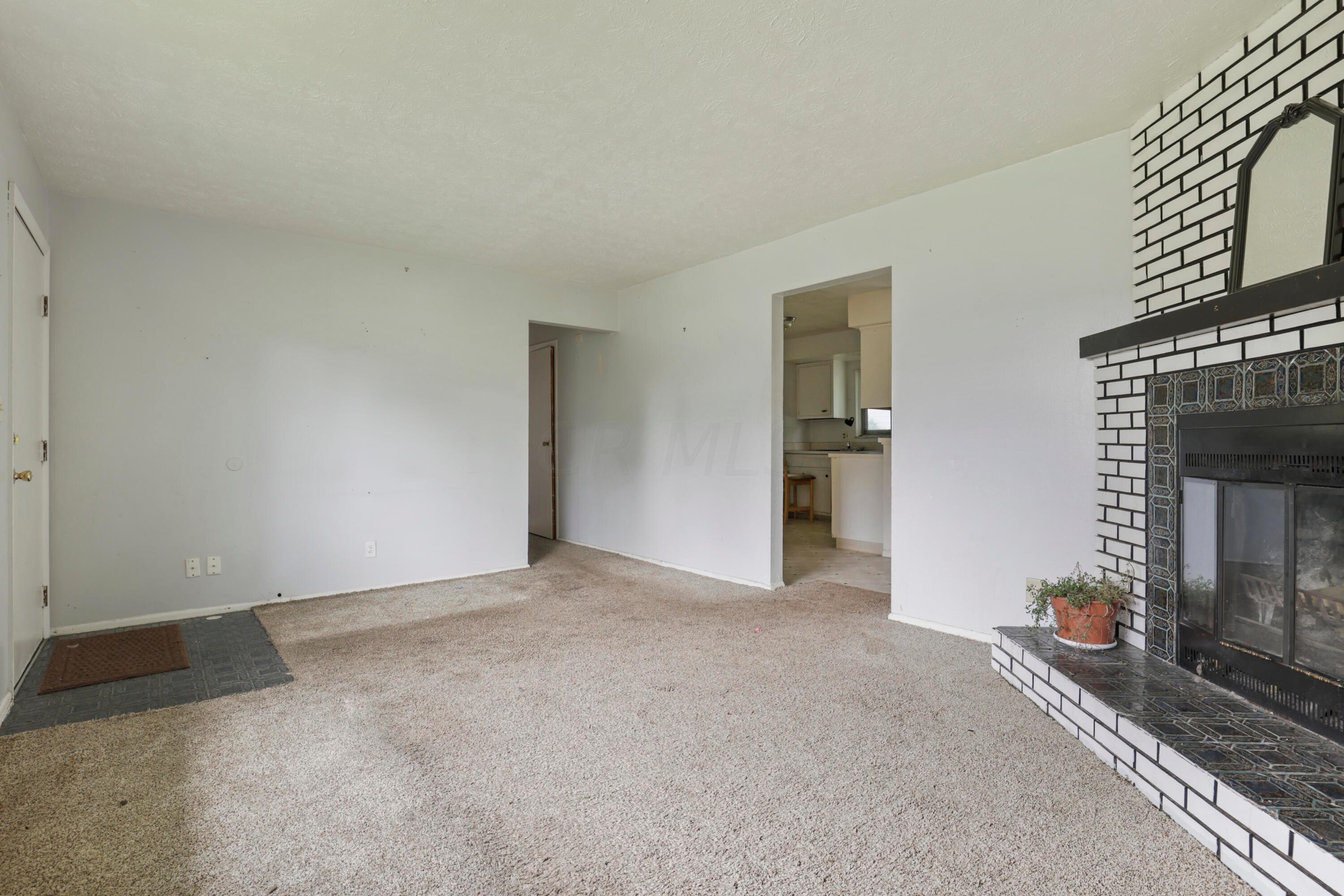 5044 Rotherham Road Columbus, OH 43232 - Photo 5 of 43 0N4A4091