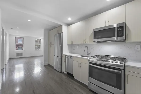 $6,700 | 330 East 63rd Street, Unit 6J | Upper East Side