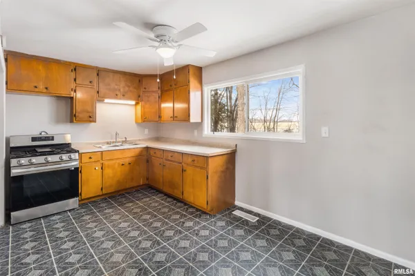 $89,900 | 1241 Garden Lane, Galesburg, IL 61401