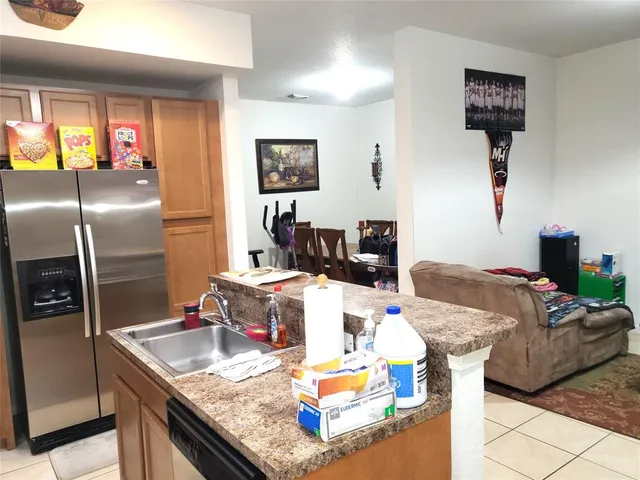 a view of a parking area