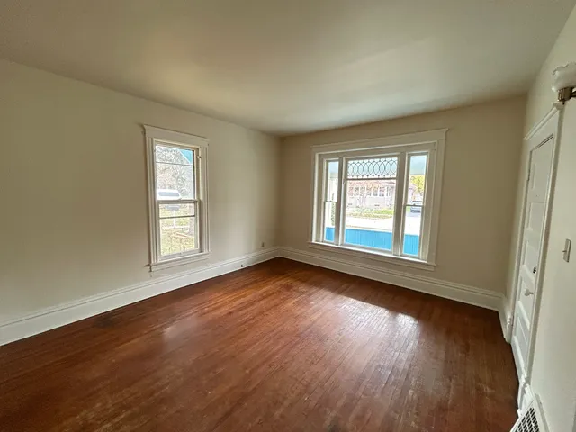 $295,000 | 376 Jefferson Avenue, Elgin, IL 60120