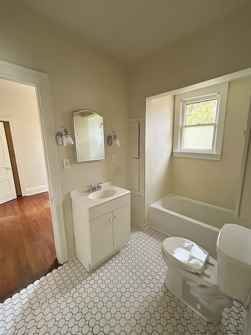 376 Jefferson Avenue Elgin, IL 60120 - Photo 18 of 21 a bathroom with a sink a toilet and shower
