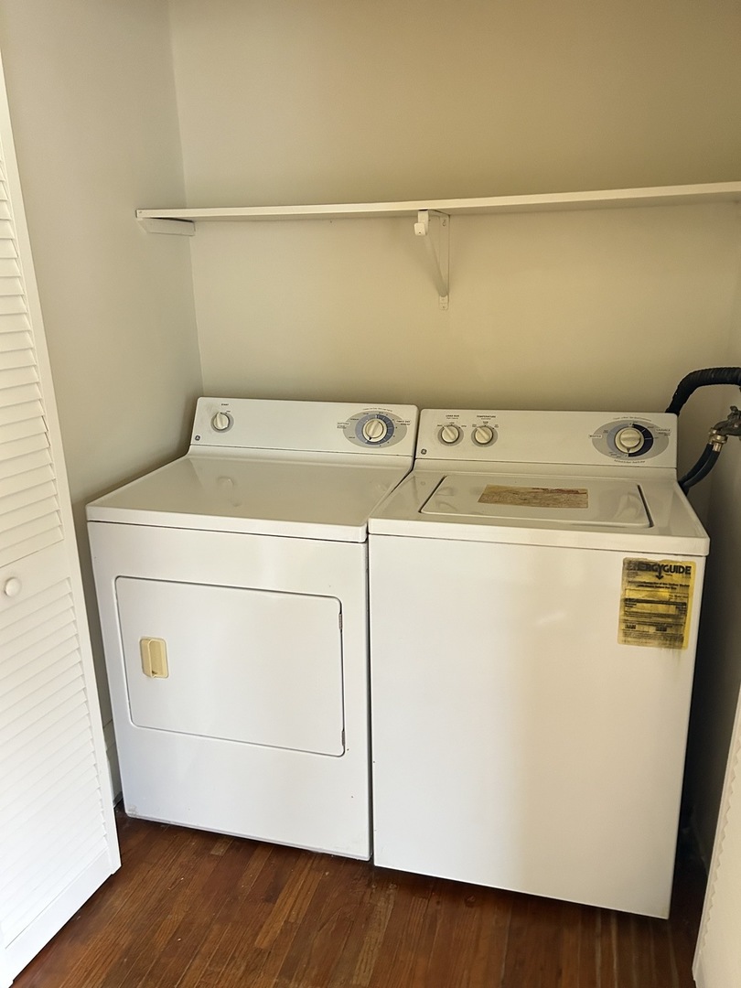 376 Jefferson Avenue Elgin, IL 60120 - Photo 20 of 21 a utility room with dryer and washer