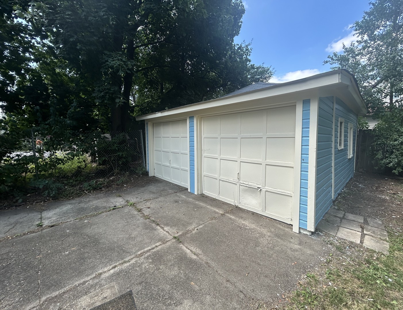 376 Jefferson Avenue Elgin, IL 60120 - Photo 21 of 21 front view of a house with a yard and garage