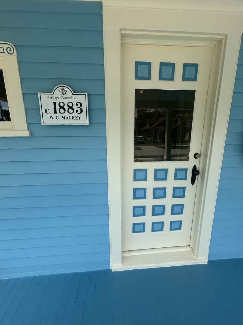 376 Jefferson Avenue Elgin, IL 60120 - Photo 3 of 21 a view of a door and a window