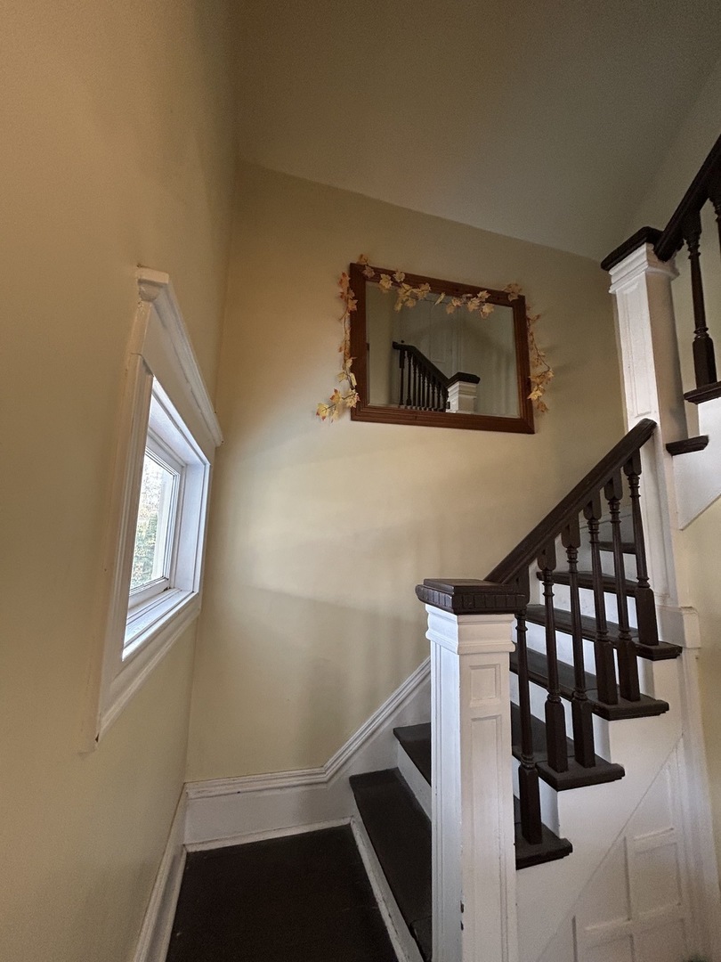 376 Jefferson Avenue Elgin, IL 60120 - Photo 4 of 21 a view of entryway and workspace