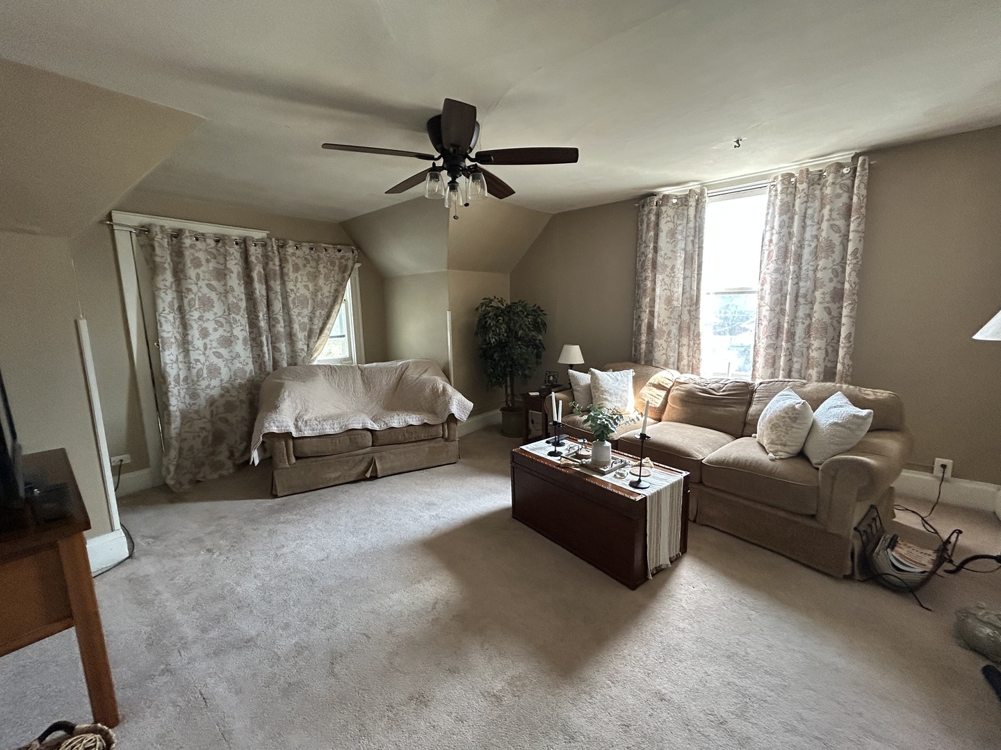 376 Jefferson Avenue Elgin, IL 60120 - Photo 5 of 21 a living room with furniture and a window