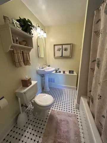 $295,000 | 376 Jefferson Avenue, Elgin, IL 60120