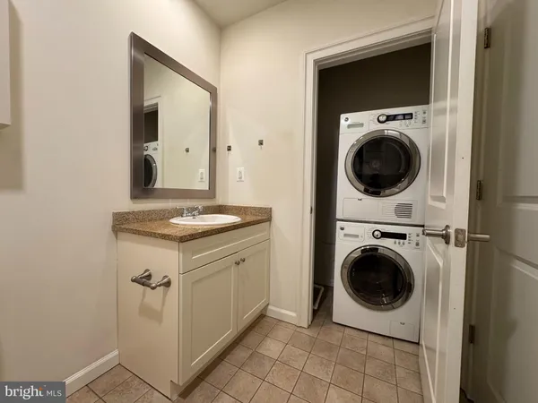 $2,075 | 2040 Market Street, Unit 916, Philadelphia, PA 19103