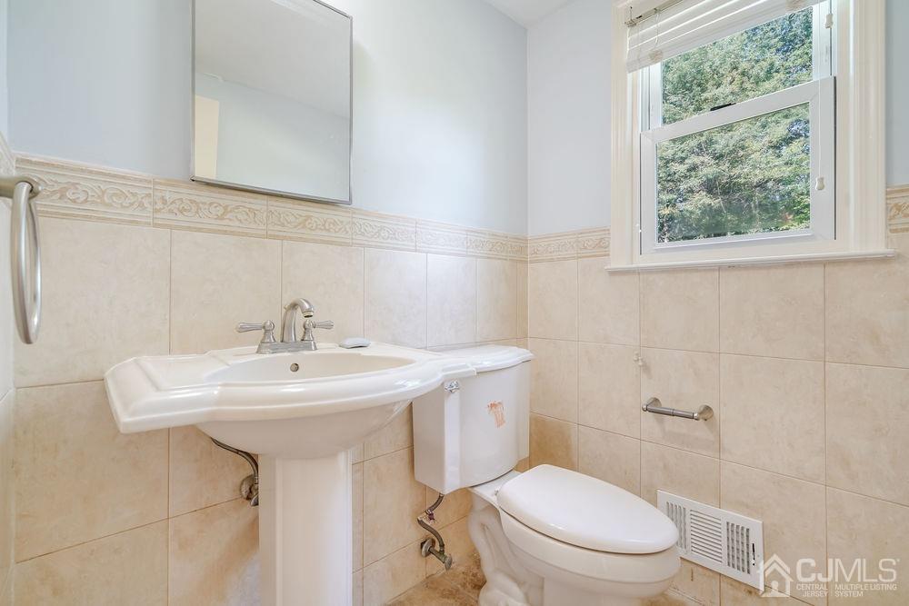 33 Woodmere Road North Brunswick, NJ 08902 - Photo 20 of 42 Gallery Image 20