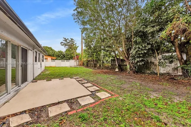 a view of a house with a backyard